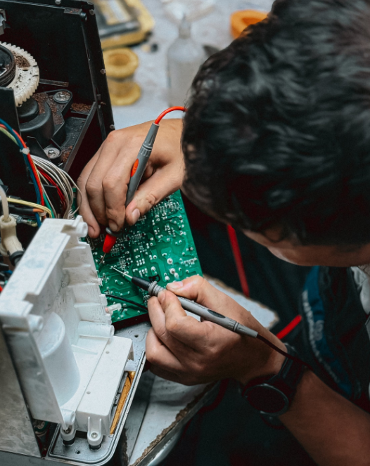 Teknisi memeriksa perangkat elektronik